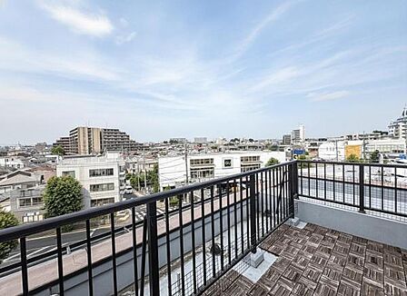 最上階バルコニーからは、開放感ある綺麗な空と街並みが一望できます♪
