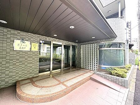 タイル貼りの重厚感ある綺麗なエントランス。スロープ付でベビーカーやキャリーケースなどの移動もスムーズです♪