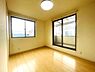 室内：大きな窓からたっぷりと陽光が注がれる明るいお部屋。