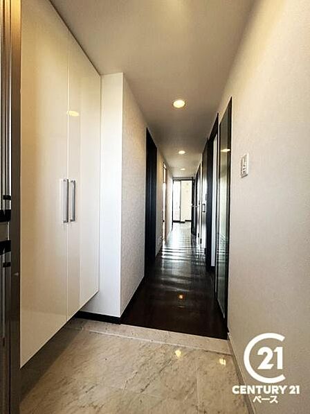 ■現地撮影写真■すっきりとした明るい玄関が家族やお客様を迎えてくれます!