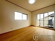 ■現地撮影写真■開放感のある広々した主寝室！他に洋室が2部屋ございます！