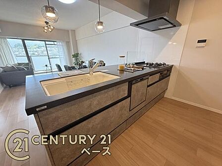 ■家族とのコミュニケーションがとりやすい人気のカウンターキッチン!