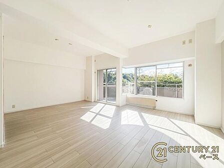 ■大きな窓から明るい光が射し込みます!