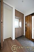 ■現地撮影写真■すっきりとした明るい玄関が家族やお客様を迎えてくれます！