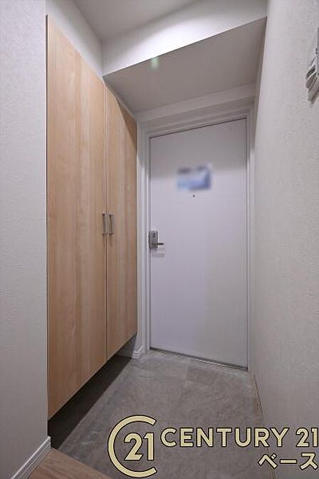 ■現地撮影写真■すっきりとした明るい玄関が家族やお客様を迎えてくれます!