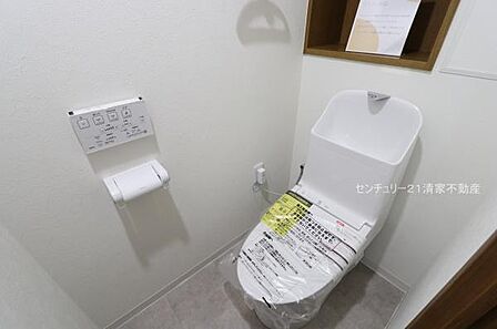 白を基調とした、清潔感のある水廻りです。(2026年08月撮影)