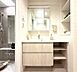 洗面：広々とした洗面室には三面鏡付き独立洗面台！