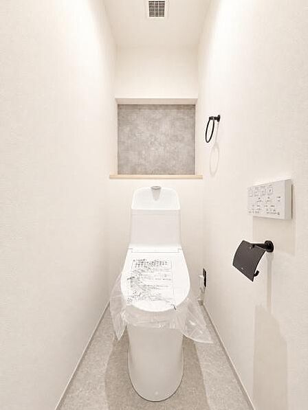 清潔感のある内装のすっきりとしたデザインのトイレです。水周りが綺麗だと安心ですね。