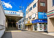 生麦駅(京急 本線)まで395m、横浜と川崎の中心あたりに位置し、どちらへのアクセスも良好です。駅前にはスーパーや商店街もあり、買いものにも便利です。