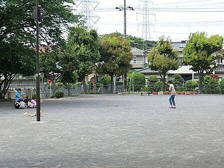 六浦西第二公園まで101m、徒歩約1分です。住宅街の十分な広さの公園です。公園の設備には水飲み・手洗い場があります。