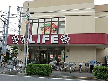 ライフ川崎御幸店まで647m、徒歩約8分です 食料品はもちろん、日用品、衣料品等も豊富です。近所のスーパーとしては充分な品揃えです。