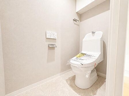 清潔感のある内装のすっきりとしたデザインのトイレです。水周りが綺麗だと安心ですね。