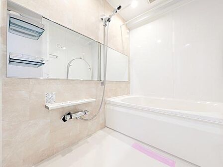 広々としたバスルームで一日の疲れをいやして下さい!もちろん、浴室乾燥機付きです!