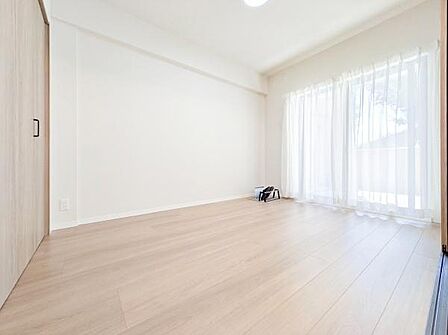 窓からの光が嬉しい洋室です。収納もあり、荷物が多い方にも安心です♪