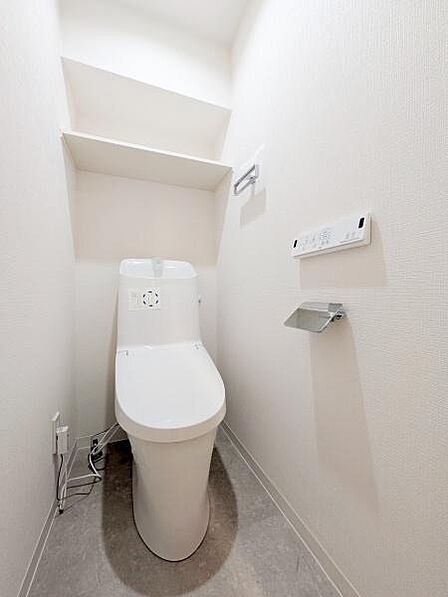 清潔感のある内装のすっきりとしたデザインのトイレです。水周りが綺麗だと安心ですね。
