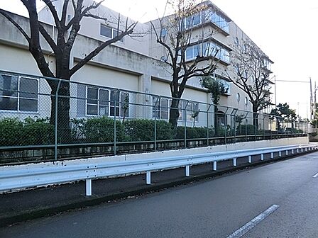 横浜市立小机小学校まで1400m、徒歩約17分です。地域との関わりが盛んな為、生徒のみんながよく挨拶が出来ると評判です。活気のある学校です。