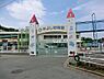 周辺：仲よし幼稚園まで1155m、徒歩約14分です。起伏のある広い園庭には全長20メートルの大型ローラー滑り台、宇宙ロケットアポロ他多彩な遊具があります。