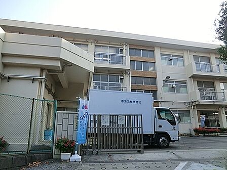 横浜市立相武山小学校まで1000m、徒歩約12分です。相模の国と武蔵の国の境にある「さぶやま」の頂にあり、四方の眺望が開け、爽やかな風が教室を吹き抜けます。