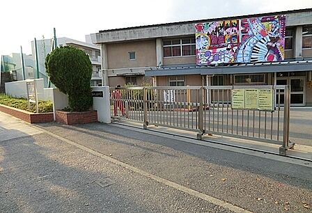 横浜市立港南中学校まで500m、徒歩約6分です。学校教育目標である 「学び、考え、共に生きる」の実現に向けた教育を行っています。