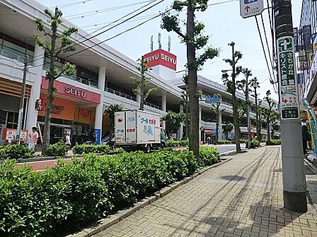 西友二俣川店まで609m、徒歩約7分です。年中無休 （※一部を除く）の大型スーパーです。スポーツクラブや100円ショップなど専門店も充実しています