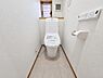トイレ：清潔感のある内装のすっきりとしたデザインのトイレです。水周りが綺麗だと安心ですね。