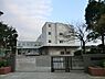 周辺：横浜市立日限山中学校まで2078m、徒歩約25分です。図書館があり、静かで本の数も多く、座席も多いため利用する人が多いです。目の前にバス停があり便利です。