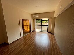 アーバンクレスト 102 1階3LDKのリビング/ダイニング