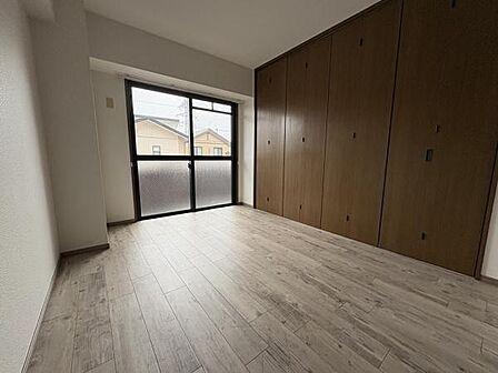 5.9帖の洋室です