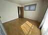 寝室：2階主寝室※本物件は居住中のため掲載写真はAI加工により家具・小物を消去しています。実際の室内状況とは異なる場合があります。現況を優先とします。