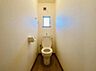 トイレ：1階と2階の2箇所にトイレを完備しています。朝の忙しい時間帯の混雑を緩和できるほか、夜間に階段を上り下りする必要がなく、ご家族皆様が快適に安心して暮らせる設計です。