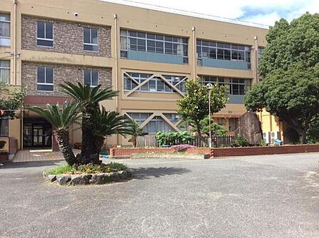 和泉市立鶴山台北小学校まで945m