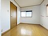 子供部屋：充分な広さと収納機能を備えた部屋はお子様の自発性と成長を促します。お子様の成長を支える、勉強や好きなことに没頭する学びの空間にどうぞ。