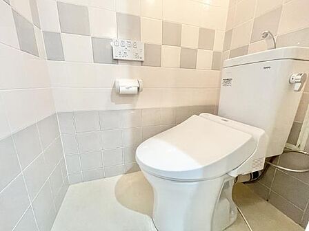 清潔感のある広々トイレです♪節水型でエコなトイレには、今では当たり前のウォシュレット付き。便座を温める機能付き!