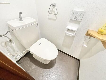 節水型でエコなトイレには、今では当たり前のウォシュレット付き。便座を温める機能付き!タオルフォルダーも付いておりそのまま手洗いもできます。