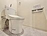 トイレ：清潔感のあるトイレです！タオルフォルダーも付いておりそのまま手洗いもできます。