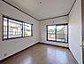 洋室：2面採光なので、日差しを長時間受ける事が出来る暖かいお部屋です。