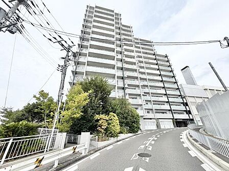南海泉北線「泉ヶ丘」駅が徒歩2分。通勤にも外出にもアクセス良好。家族でおでかけすることも増えそうですね♪