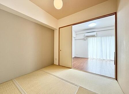 LDKと隣接した4.4畳の和室。開けることで、開放感あふれる空間に!