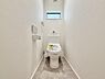トイレ：清潔感のあるトイレです！タオルフォルダーも付いておりそのまま手洗いもできます。
