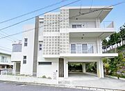 三方角地にたたずむ、RC造三階建ての邸宅