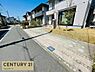 その他：白を基調としたすっきりとした外観に、木目調の玄関ドアがアクセントを添えています。敷地前にはゆとりある駐車スペースを確保し、玄関まわりには植栽を配置。緑を感じられる心地よい住まいです。