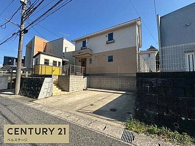 外観:明るい色合いの外壁が印象的な2階建て住宅。すっきりとした外観で、周囲の街並みにも自然になじむデザインです。 外観:明るい色合いの外壁が印象的な2階建て住宅。すっきりとした外観で、周囲の街並みにも自然になじむデザインです。