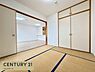 和室：畳の風合いと木製の建具が調和した趣のある和室。床の間や収納も備わり、客間としてはもちろん、家族のくつろぎスペースとしても活用できる落ち着いた一室です。