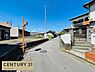 その他：住まい選びでは建物だけでなく、前面道路の状況も大切なポイント。道路幅や接道状況、駐車場との位置関係を確認することで、車を使う毎日の暮らしをより具体的にイメージできます。