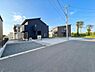 その他：青空に映える爽やかな外観と、開放感のある前面道路が印象的な住まい。周辺には高い建物が無く、落ち着いた街並みの中で暮らしやすい環境です。