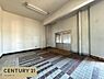 室内：広々とした室内空間で、ゆとりを持って家具や什器などを配置できます。床にはタイルを施し、すっきりとした印象。窓から自然光も入り、事務所や店舗など、用途に合わせた活用を検討しやすい空間です。