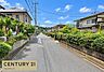 その他：周辺の街並みや道路の様子まで確認できる現地写真。落ち着いた住宅街に位置し、前面道路から敷地への出入りもイメージしやすい立地です。実際の周辺環境を現地でぜひご確認ください。