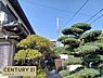 その他：美しく整えられた植栽が並ぶ、風情豊かな和風庭園。立体感のある庭木や緑に囲まれ、玄関へ向かうアプローチにも落ち着いた雰囲気があります。日本家屋ならではの趣を感じられる、住まいの魅力のひとつです。