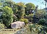 その他：手入れされた植栽と大きな景石が印象的な趣のある和風庭園。四季の移ろいを身近に感じながら、落ち着いた時間を過ごせそうです。豊かな緑に囲まれた、和の風情を感じる住まいならではの魅力です