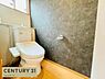 トイレ：トイレは落ち着いた色合いでまとめられ、ゆったりと利用できる空間。窓が設けられているため自然光を取り込め、換気にも配慮された使いやすいトイレです。